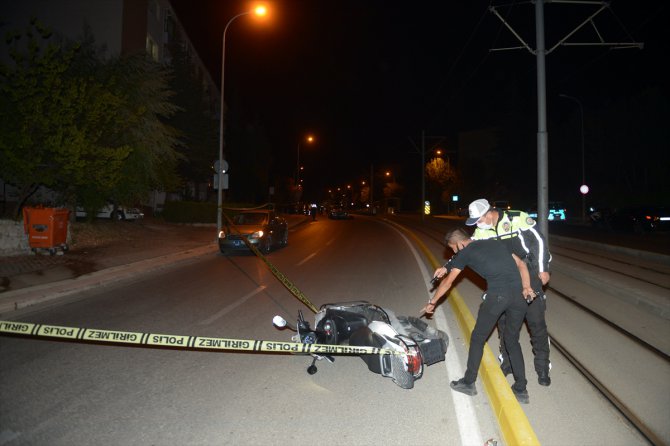 Eskişehir'de otomobil ile motosikletin çarpıştığı kazada polis memuru yaralandı