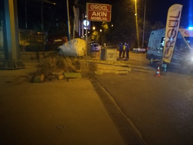 Isparta'da otomobil duvara çarptı: 1 ölü, 1 yaralı