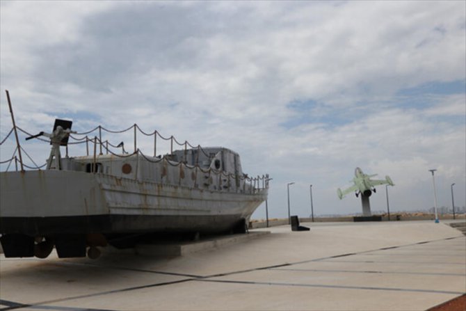 Mersin sahilinde sergilenen tarihi gemi ve uçak bakımdan geçiriliyor