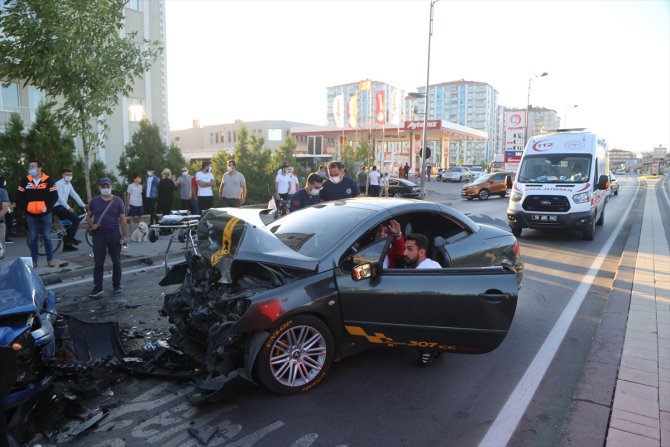 Sivas'ta iki otomobil çarpıştı: 3 yaralı