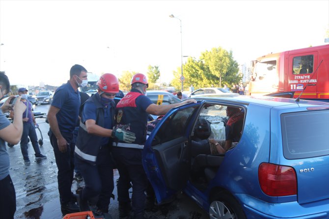 Sivas'ta iki otomobil çarpıştı: 3 yaralı