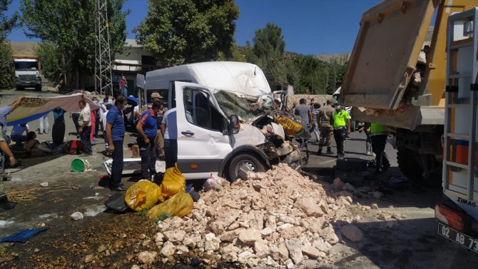 GÜNCELLEME - Adıyaman'da minibüs ile kamyon çarpıştı