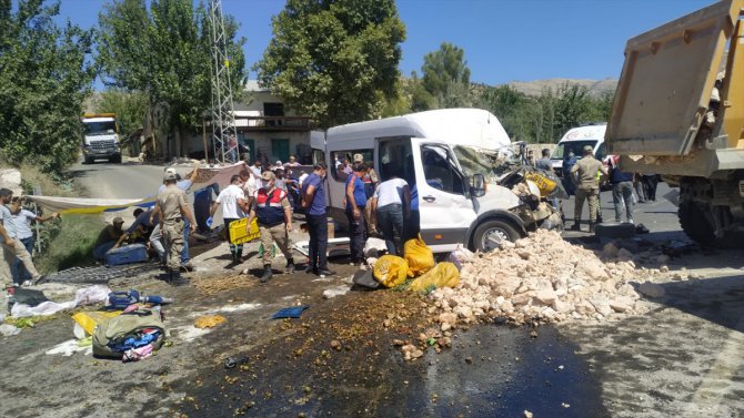 GÜNCELLEME - Adıyaman'da minibüs ile kamyon çarpıştı