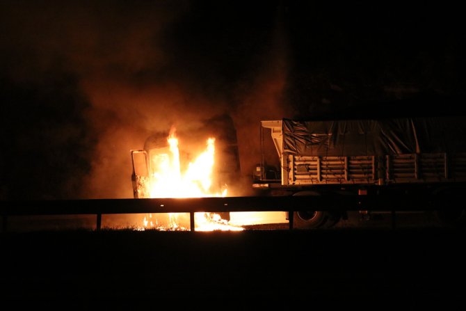 Anadolu Otoyolu'nun Bolu kesiminde alev alan tırın çekicisi yandı
