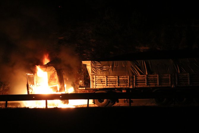 Anadolu Otoyolu'nun Bolu kesiminde alev alan tırın çekicisi yandı