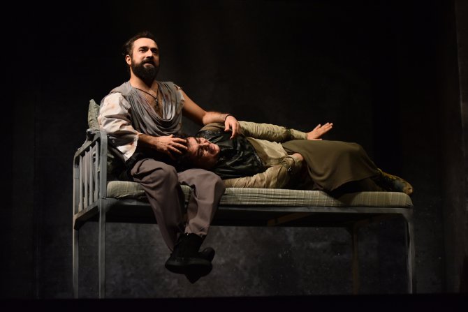 Antalya Devlet Tiyatrosu "Yastık Adam" oyunuyla perdelerini açtı