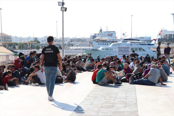 Ege Denizi'nde motoryatları su alan düzensiz göçmenleri, kuru yük gemisi kurtardı