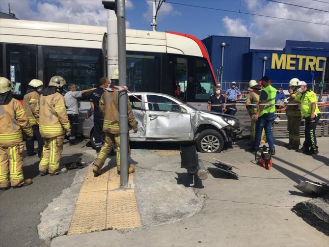 İstanbul'da tramvayla otomobilin çarpıştığı kazada 1 kişi yaralandı