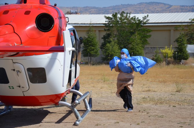 Manisa'da üzerine sıcak su dökülen bebek, ambulans helikopterle İzmir'e götürüldü