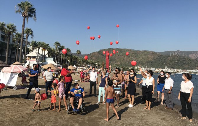 Muğla'da, DMD hastalığı farkındalığı için plajda balon uçuruldu