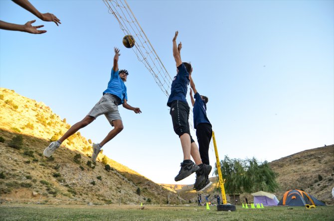 Voleybol tutkunu "dağ köyü"nün 2. lig takımı, yeni sezona imkansızlıklarla hazırlanıyor