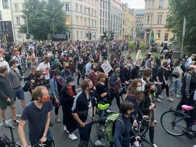 Almanya’da düzenlenen gösterilere katılan binlerce kişi sığınmacıların ülkeye getirilmesini istedi