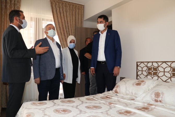Çevre ve Şehircilik Bakanı Kurum, Elazığ'da depremzedeler için inşası süren konutlarda incelemelerde bulundu