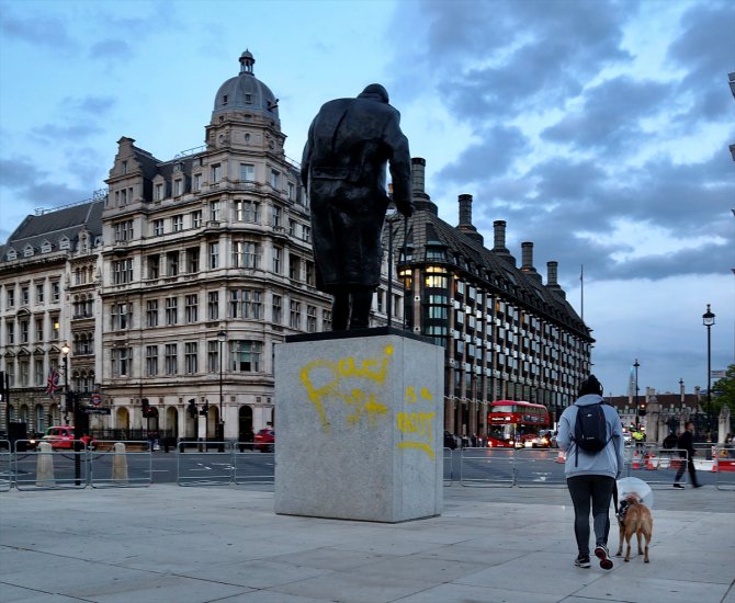 Churchill'in heykelinin kaidesine yeniden "ırkçı" ifadesi yazıldı