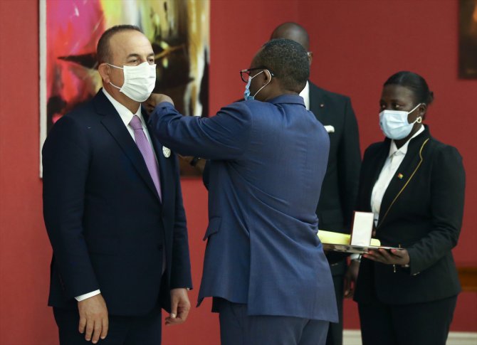 Dışişleri Bakanı Çavuşoğlu'na, Gine Bissau Cumhurbaşkanı tarafından devlet nişanı verildi