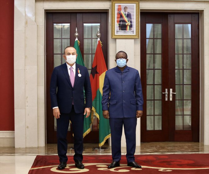 Dışişleri Bakanı Çavuşoğlu'na, Gine Bissau Cumhurbaşkanı tarafından devlet nişanı verildi