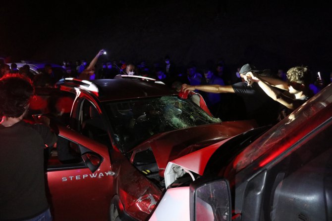 Düzce'de sürücüsü kalp krizi geçiren otomobil minibüsle çarpıştı