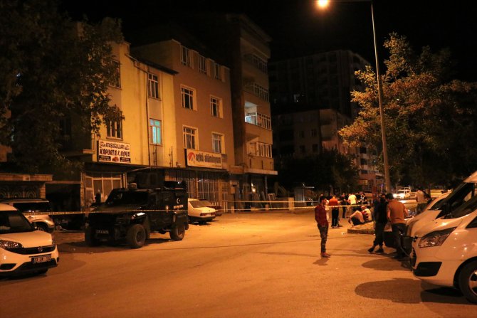 Elazığ'da "üzerimde bomba var" diyerek eşini tehdit eden kişi polisi harekete geçirdi