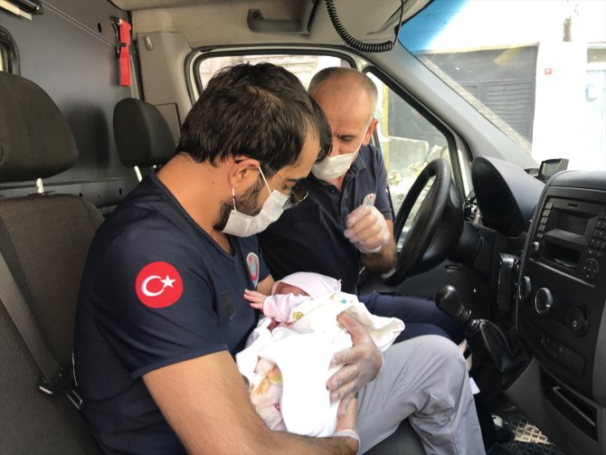 Fatih'te sokağa terk edilen bebek bulundu