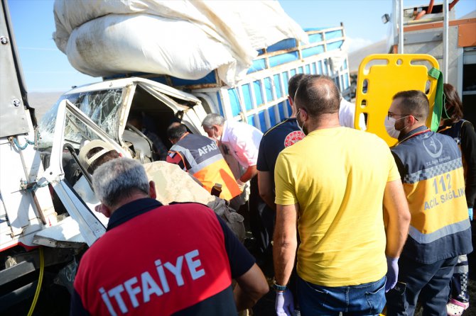Iğdır'da zincirle kaza kamyonette sıkışan 2 kişiyi AFAD kurtardı