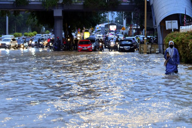 Malezya'nın başkenti Kuala Lumpur'da sağanak yağmur sele yol açtı