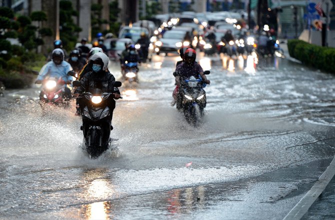 Malezya'nın başkenti Kuala Lumpur'da sağanak yağmur sele yol açtı
