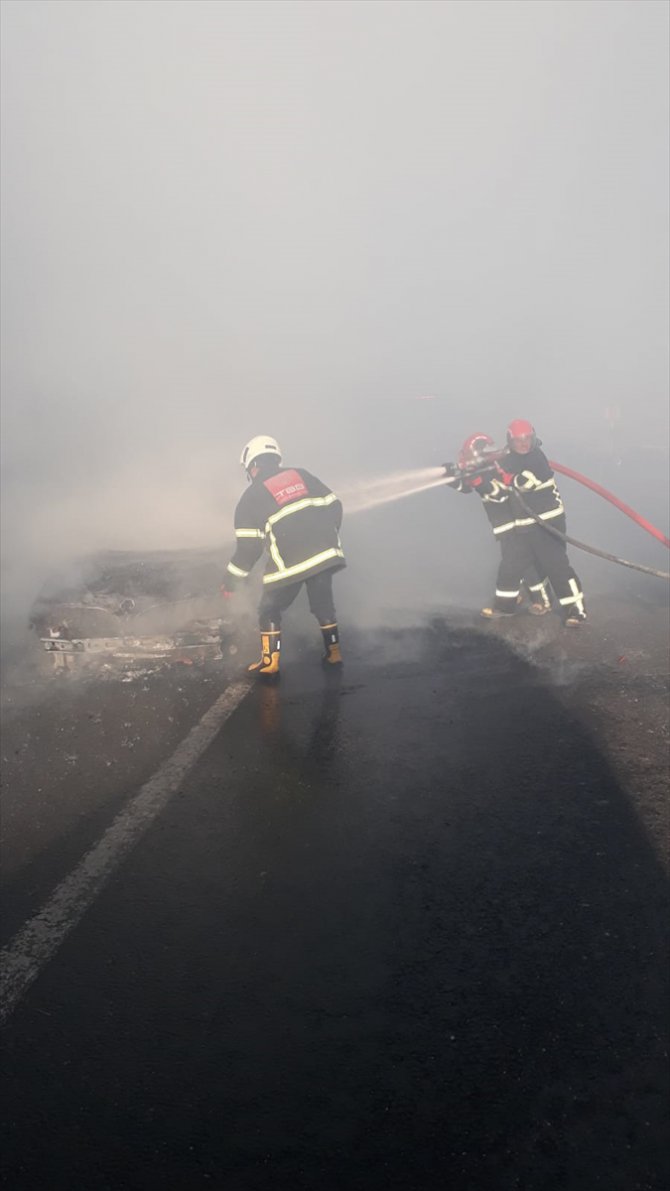 Şanlıurfa'da seyir halindeki otomobilde çıkan yangın söndürüldü