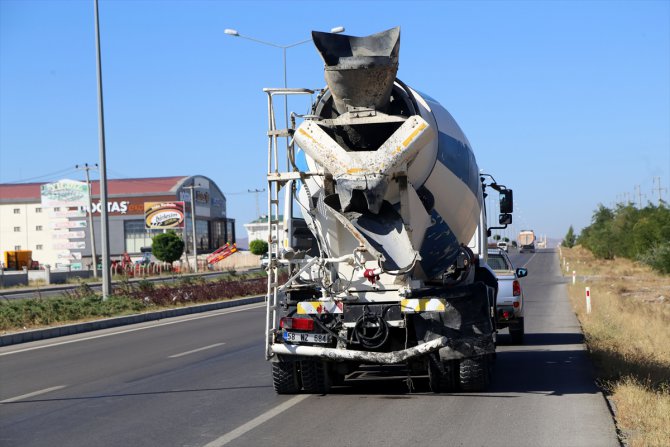 Sivas'ta otomobil ile beton mikseri çarpıştı: 4 yaralı