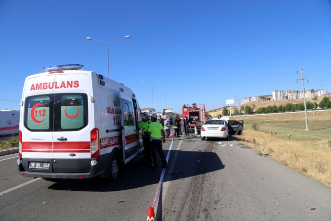 Sivas'ta otomobil ile beton mikseri çarpıştı: 4 yaralı