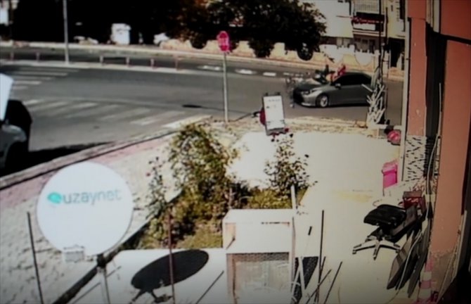 Sivas'ta otomobilin bisiklet sürücüsüne çarptığı kaza anı kamerada