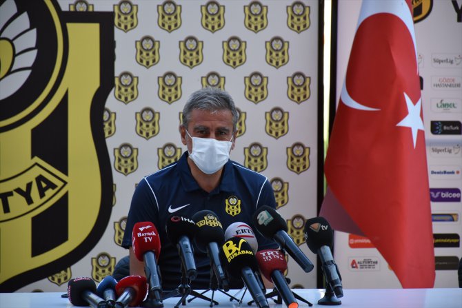 Yeni Malatyaspor'da transfer olan futbolcular için imza töreni