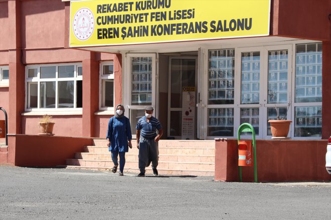 Zor şartlara rağmen tıp fakültesini kazanan gençler Diyarbakır'ın gururu oldu