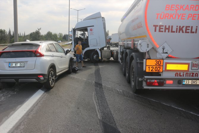 Adana'da 5 aracın karıştığı zincirleme trafik kazasında 3 kişi yaralandı