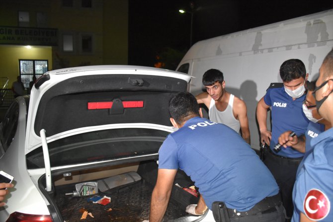 Adana'da polisten kaçmaya çalışan şüpheliler kovalamaca sonucu yakalandı