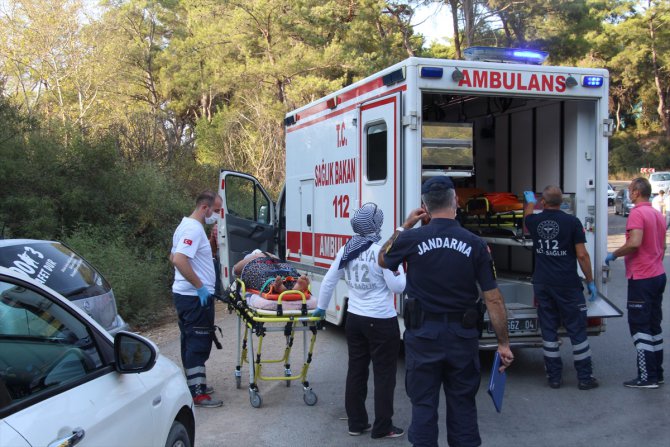 Antalya'da otomobil ile kamyonet çarpıştı: 19 yaralı
