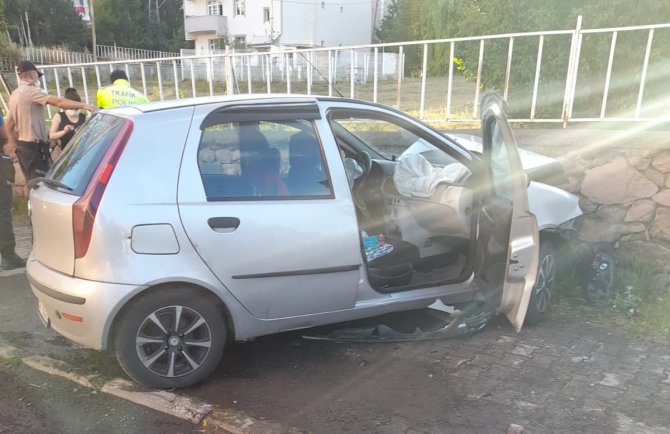 Ardahan'da iki otomobil çarpıştı: 4 yaralı