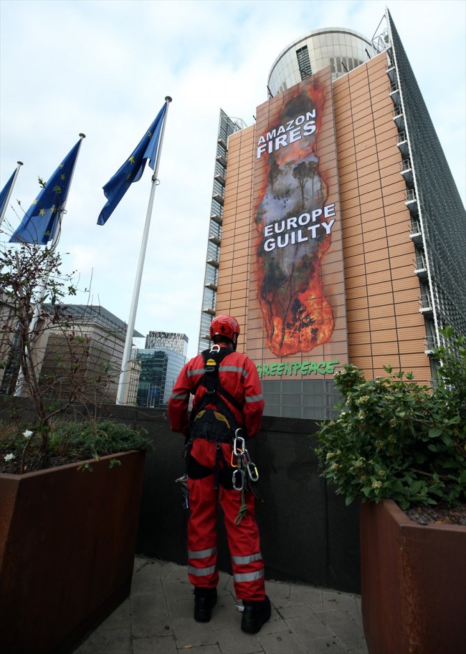 Greenpeace, Amazonlar'daki yangına dikkati çekmek için AB binasına afiş astı