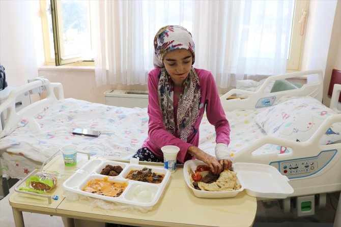 Mardinli 16 yaşındaki "kelebek hastası" ilk kez katı gıdayla beslendi
