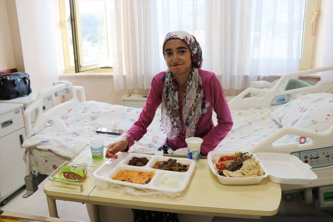 Mardinli 16 yaşındaki "kelebek hastası" ilk kez katı gıdayla beslendi