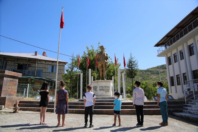Tunceli'de 26 yıl önce PKK'lı teröristlerin şehit ettiği öğretmenler anıldı