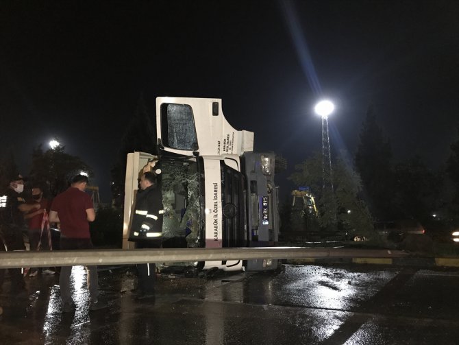 Karabük'te devrilen kamyonun sürücüsü yaralandı
