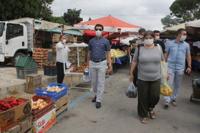 Manyas Kaymakamı megafonla pazardaki vatandaşları Kovid-19'a karşı uyardı