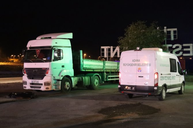 Adana'da tamir etmek istediği tırın altında kalan sürücü öldü
