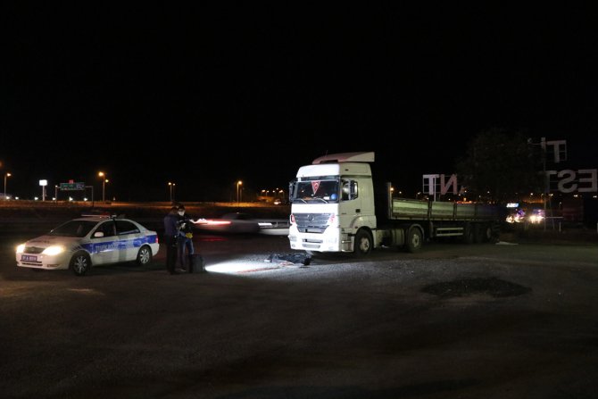 Adana'da tamir etmek istediği tırın altında kalan sürücü öldü
