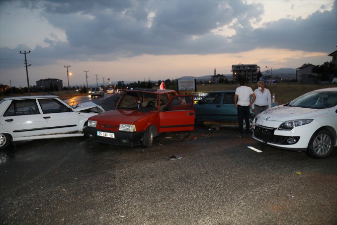 Ankara'da 4 otomobilin karıştığı kazada 3 kişi yaralandı
