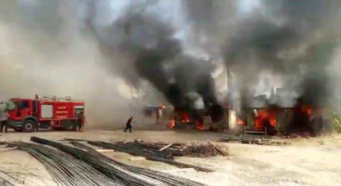 Elazığ'da ağaçlık alandan şantiyedeki konteynerlere sıçrayan yangın söndürüldü