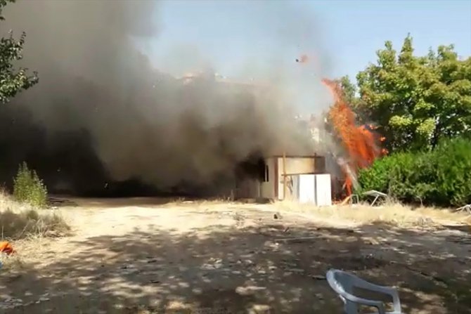 Elazığ'da ağaçlık alandan şantiyedeki konteynerlere sıçrayan yangın söndürüldü