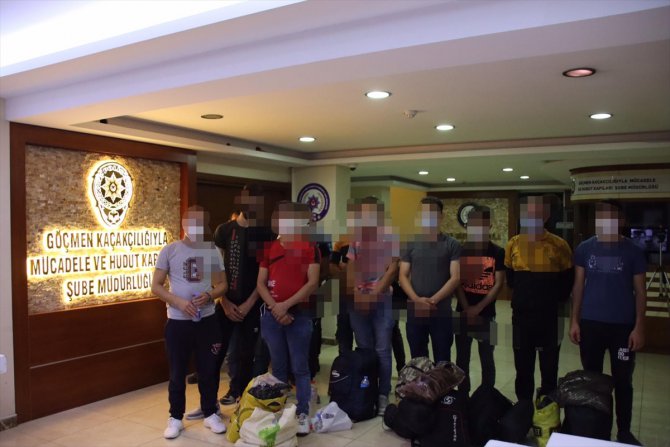 İstanbul'da "göçmen kaçakçılığı" operasyonunda yakalanan 12 kişi tutuklandı