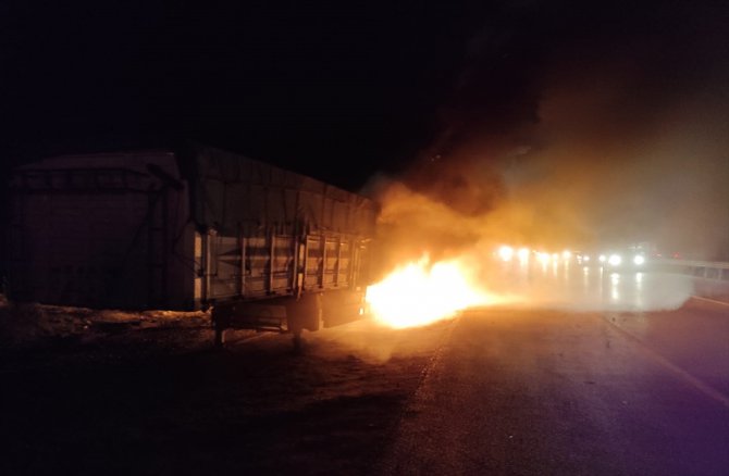 Kırıkkale'de tuğla yüklü tır yandı