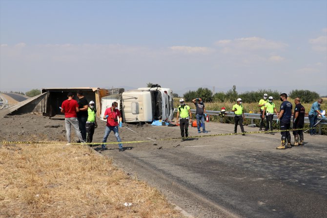 Manisa'da hafriyat kamyonu devrildi: 1 ölü